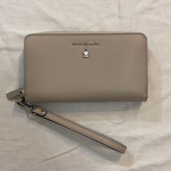 Michael Kors Handbags - 🦋 NWOT Large Michael Kors Wallet